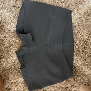 Vull Veuc Gray booty shorts. M